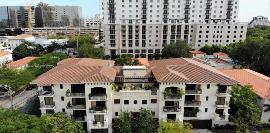 Commercial property in Coral Gables, Florida № 1985360