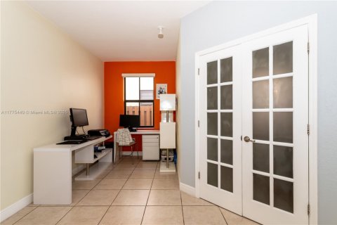 House in Doral, Florida 3 bedrooms, 228.73 sq.m. № 1864261 - photo 16