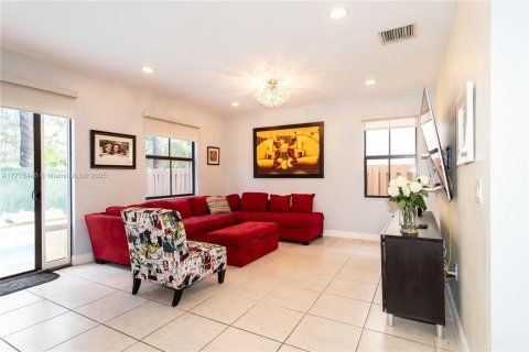House in Doral, Florida 3 bedrooms, 228.73 sq.m. № 1864261 - photo 23