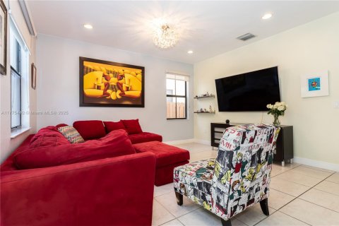 House in Doral, Florida 3 bedrooms, 228.73 sq.m. № 1864261 - photo 24