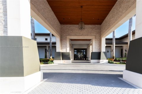 House in Doral, Florida 3 bedrooms, 228.73 sq.m. № 1864261 - photo 1