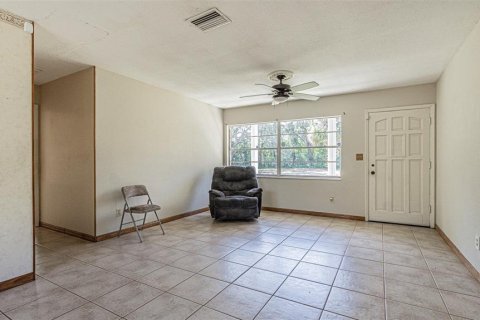 House in Zephyrhills, Florida 5 bedrooms, 169.08 sq.m. № 2297105 - photo 11