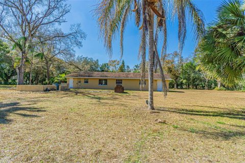 House in Zephyrhills, Florida 5 bedrooms, 169.08 sq.m. № 2297105 - photo 6