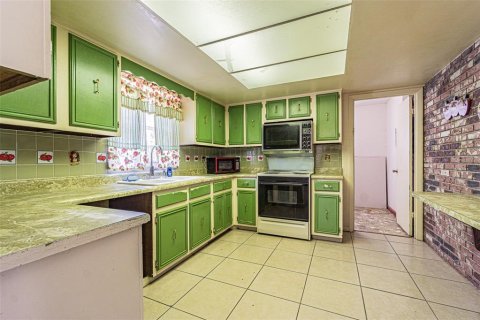 House in Zephyrhills, Florida 5 bedrooms, 169.08 sq.m. № 2297105 - photo 28