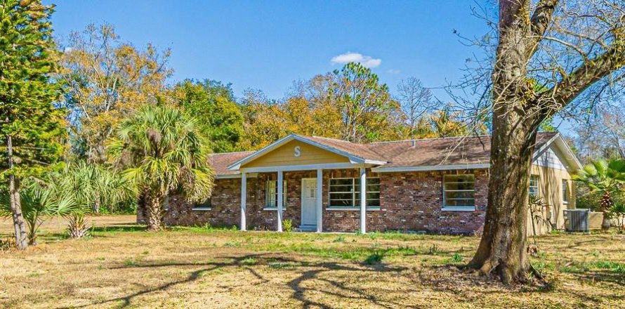 House in Zephyrhills, Florida 5 bedrooms, 169.08 sq.m. № 2297105