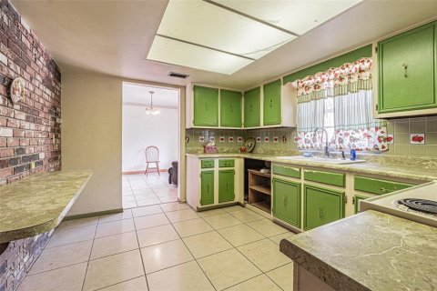 House in Zephyrhills, Florida 5 bedrooms, 169.08 sq.m. № 2297105 - photo 27