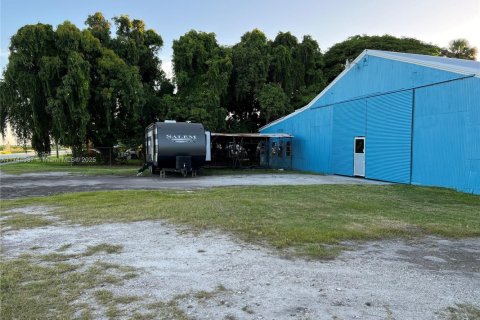 Commercial property in Canal Point, Florida № 1707728 - photo 1