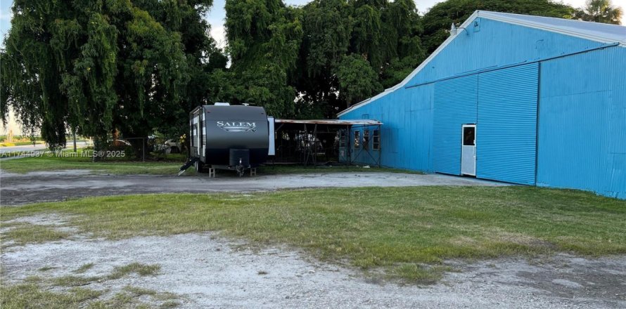 Commercial property in Canal Point, Florida № 1707728