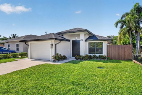 House in Lake Worth, Florida 3 bedrooms, 125.88 sq.m. № 2266008