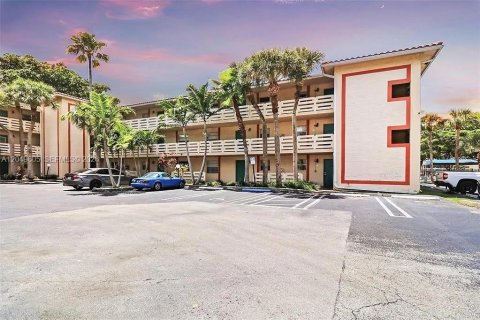 Condo in Coral Springs, Florida, 2 bedrooms  № 2241611 - photo 12