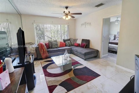 Condo in Coral Springs, Florida, 2 bedrooms  № 2241611 - photo 3