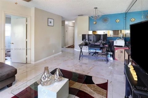 Condo in Coral Springs, Florida, 2 bedrooms  № 2241611 - photo 5