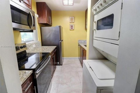 Condo in Coral Springs, Florida, 2 bedrooms  № 2241611 - photo 2