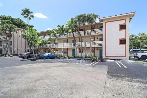 Condo in Coral Springs, Florida, 2 bedrooms  № 2241611 - photo 13