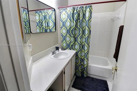 Condo in Coral Springs, Florida, 2 bedrooms  № 2241611 - photo 11