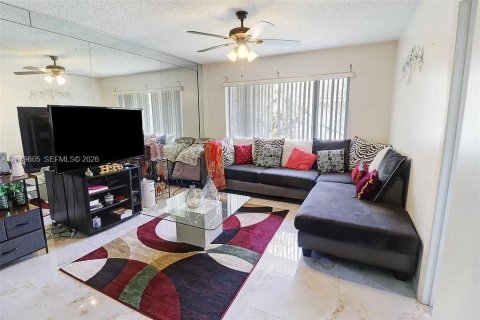 Condo in Coral Springs, Florida, 2 bedrooms  № 2241611 - photo 4