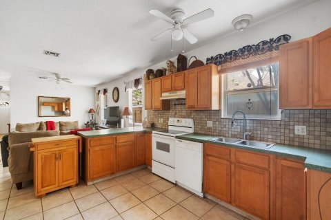 House in Vero Beach, Florida 3 bedrooms, 123.65 sq.m. № 2084042 - photo 5