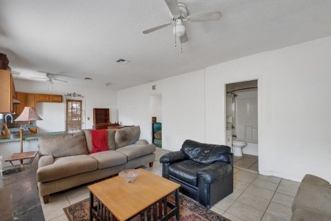 House in Vero Beach, Florida 3 bedrooms, 123.65 sq.m. № 2084042 - photo 8