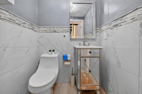 House in North Miami, Florida 3 bedrooms, 121.14 sq.m. № 1964374 - photo 26