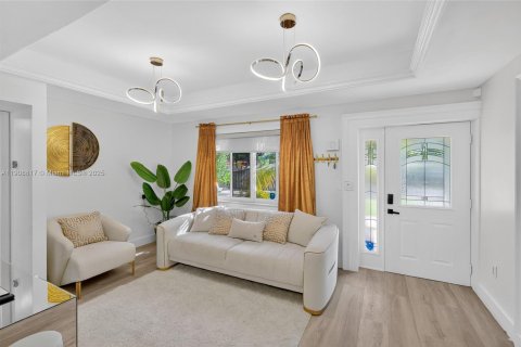 House in North Miami, Florida 3 bedrooms, 121.14 sq.m. № 1964374 - photo 11