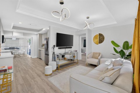 House in North Miami, Florida 3 bedrooms, 121.14 sq.m. № 1964374 - photo 9