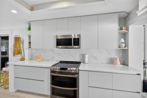 House in North Miami, Florida 3 bedrooms, 121.14 sq.m. № 1964374 - photo 14