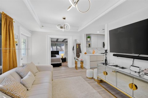 House in North Miami, Florida 3 bedrooms, 121.14 sq.m. № 1964374 - photo 15