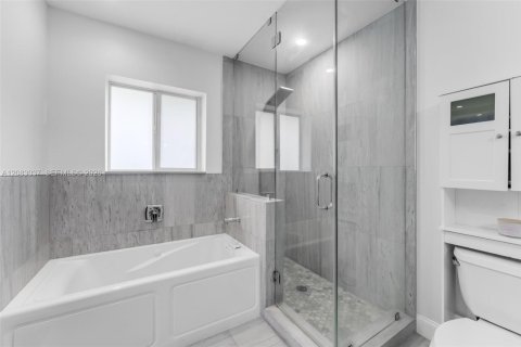 Villa ou maison à louer à Miami, Floride: 4 chambres, 181.81 m2 № 2350956 - photo 13
