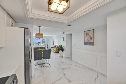 Condo in Lauderdale-by-the-Sea, Florida, 2 bedrooms  № 2361659 - photo 17