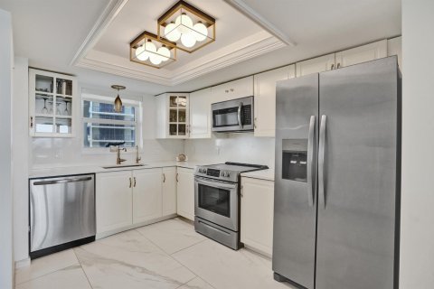 Condo in Lauderdale-by-the-Sea, Florida, 2 bedrooms  № 2361659 - photo 16