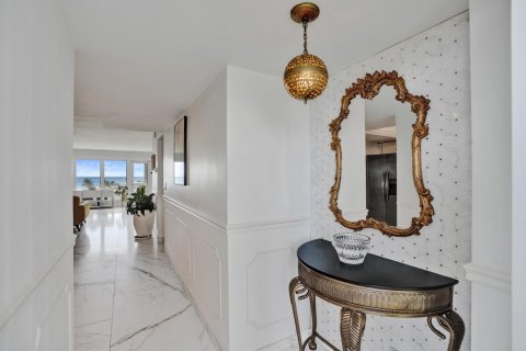Condo in Lauderdale-by-the-Sea, Florida, 2 bedrooms  № 2361659 - photo 13