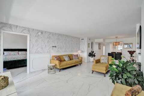 Condo in Lauderdale-by-the-Sea, Florida, 2 bedrooms  № 2361659 - photo 25
