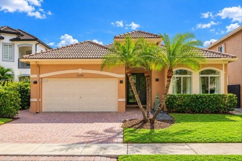 Villa ou maison à louer à Miramar, Floride: 3 chambres, 181.44 m2 № 2431492 - photo 2