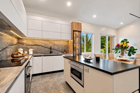 Villa ou maison à louer à Miramar, Floride: 3 chambres, 181.44 m2 № 2431492 - photo 10