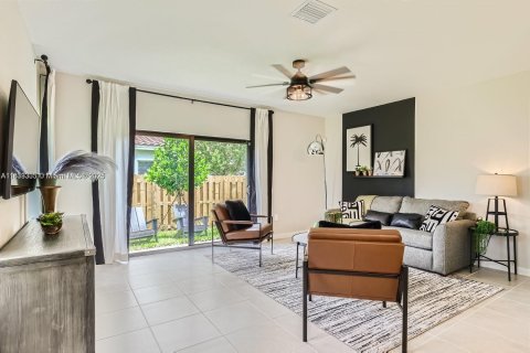 Townhouse in Florida City, Florida 3 bedrooms, 133.13 sq.m. № 1811395 - photo 3
