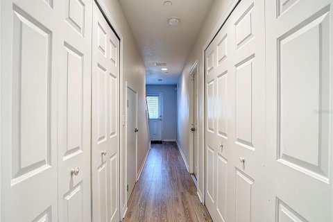Townhouse in Brandon, Florida 4 bedrooms, 187.94 sq.m. № 2155930 - photo 15