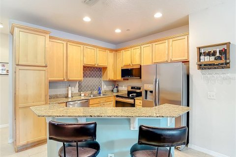 Townhouse in Brandon, Florida 4 bedrooms, 187.94 sq.m. № 2155930 - photo 5