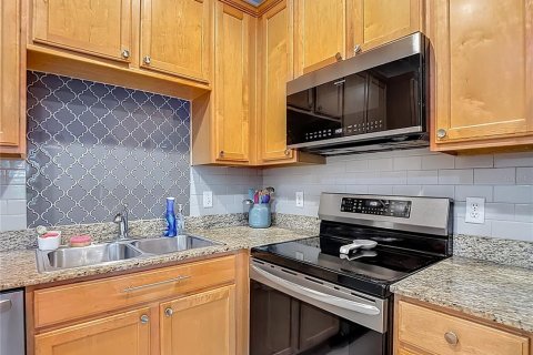 Townhouse in Brandon, Florida 4 bedrooms, 187.94 sq.m. № 2155930 - photo 6