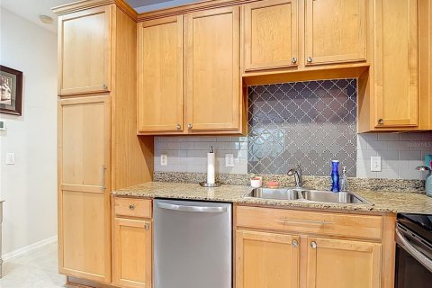 Townhouse in Brandon, Florida 4 bedrooms, 187.94 sq.m. № 2155930 - photo 22