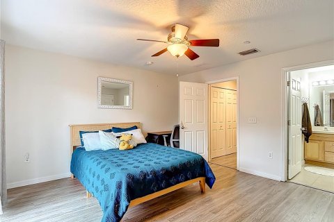 Townhouse in Brandon, Florida 4 bedrooms, 187.94 sq.m. № 2155930 - photo 3