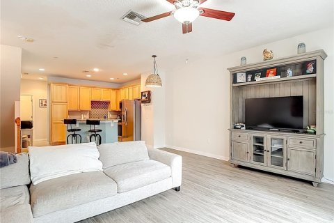 Townhouse in Brandon, Florida 4 bedrooms, 187.94 sq.m. № 2155930 - photo 11