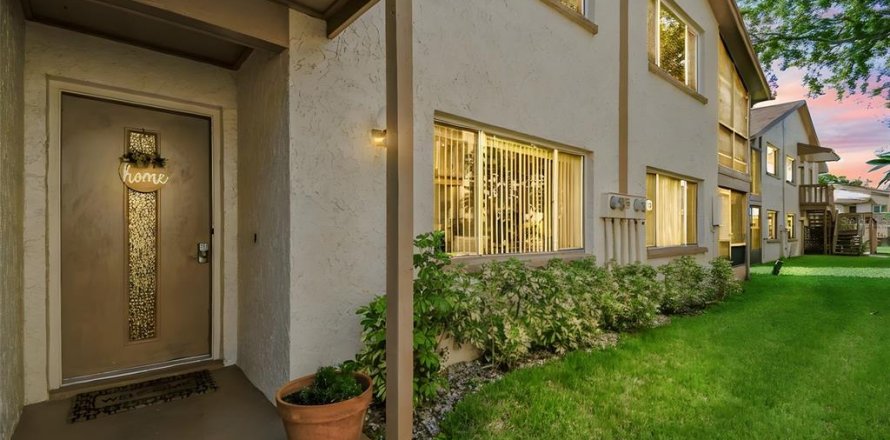 Condo in New Port Richey, Florida, 2 bedrooms № 1906554