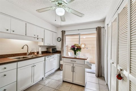 Condo in New Port Richey, Florida, 2 bedrooms  № 1906554 - photo 16