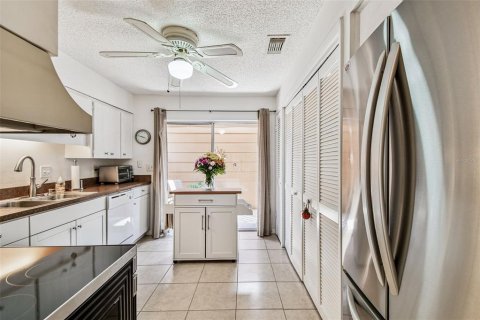 Condo in New Port Richey, Florida, 2 bedrooms  № 1906554 - photo 17