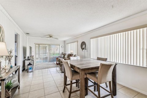Condo in New Port Richey, Florida, 2 bedrooms  № 1906554 - photo 9