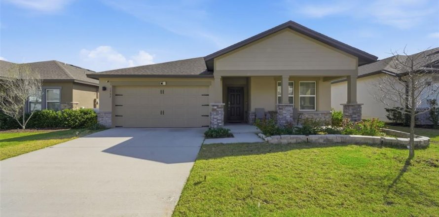 House in Minneola, Florida 3 bedrooms, 161.19 sq.m. № 2110622