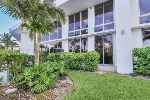Townhouse in North Miami Beach, Florida 3 bedrooms, 194.44 sq.m. № 1980941