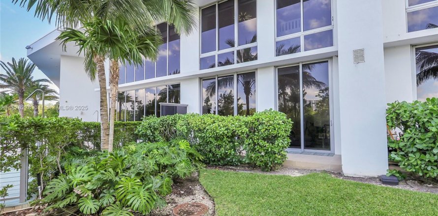 Townhouse in North Miami Beach, Florida 3 bedrooms, 194.44 sq.m. № 1980941