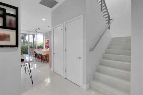 Townhouse in North Miami Beach, Florida 3 bedrooms, 194.44 sq.m. № 1980941 - photo 12