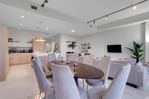 Townhouse in North Miami Beach, Florida 3 bedrooms, 194.44 sq.m. № 1980941 - photo 7
